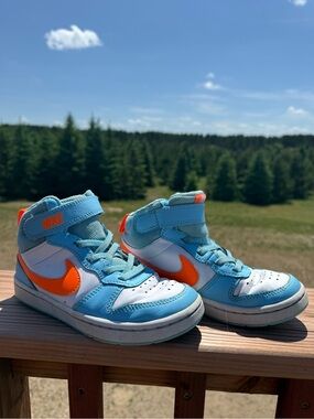 Nike hi tops Court Borough Mid 2 sneaker child kids size 10.5-11.5 unisex